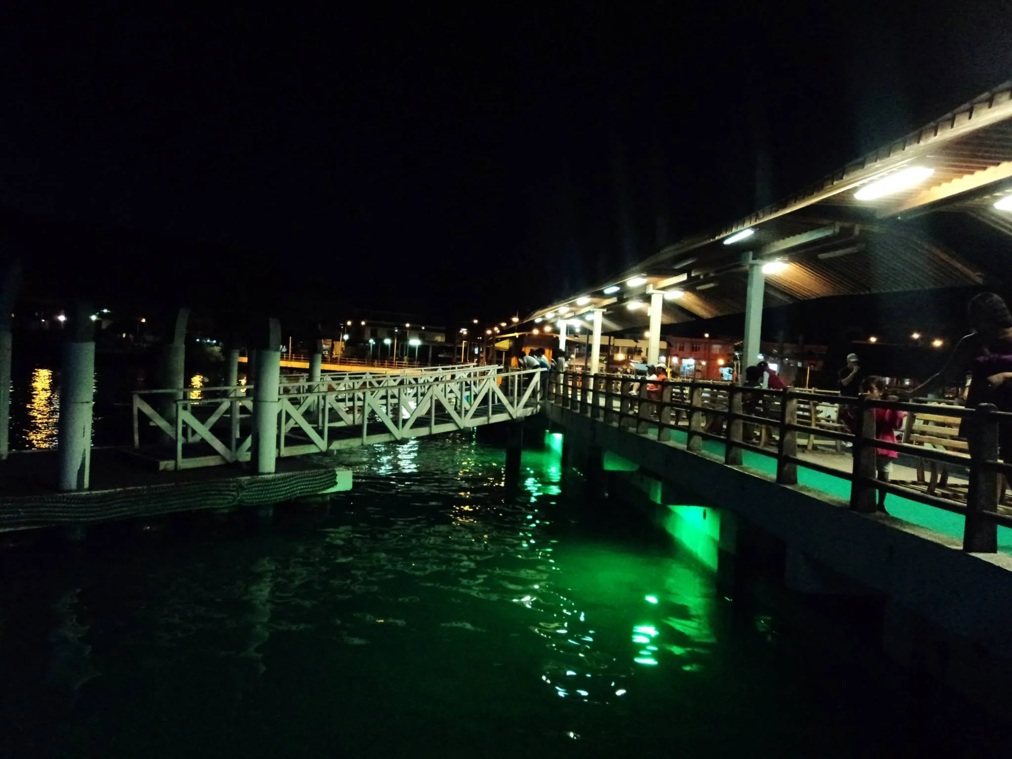 Muy linda visita nocturna al Muelle de Puerto Ayora