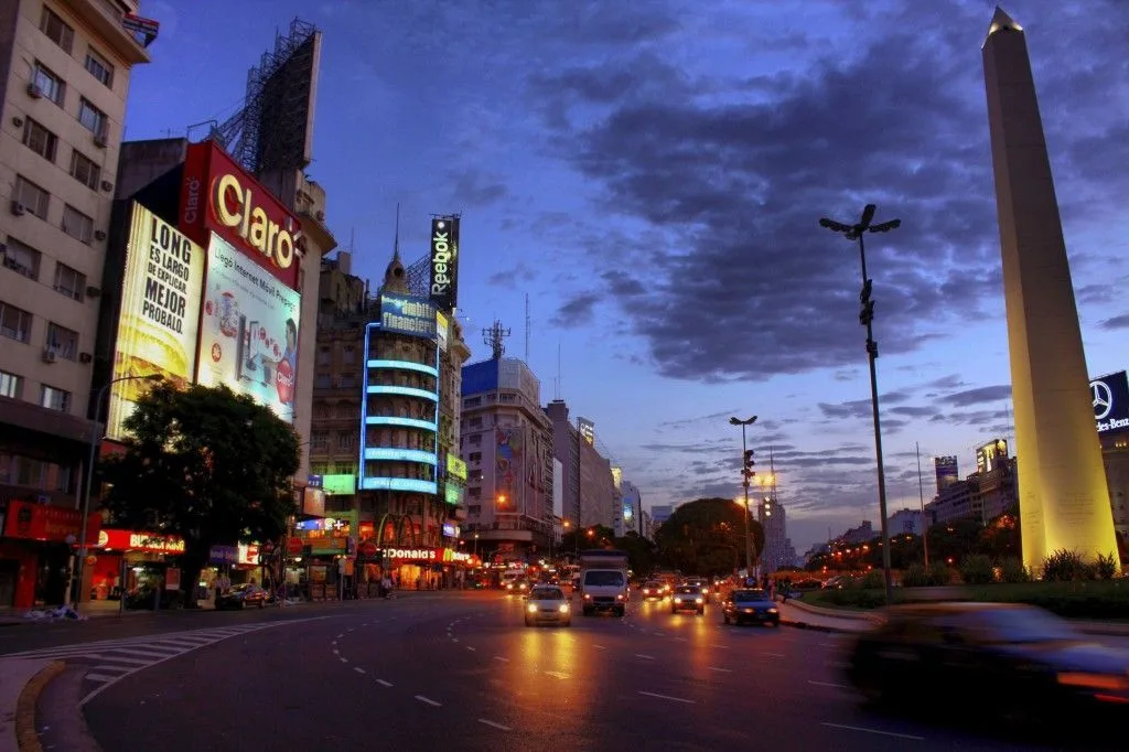 Buenos Aires, la 9 de Julio y el Obelisco de Noche