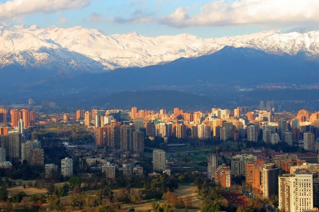 Santiago de Chile, custodiada por la imponente Cordillera de los Andes