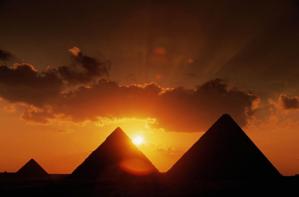Atardecer sobre las piramides de Egipto