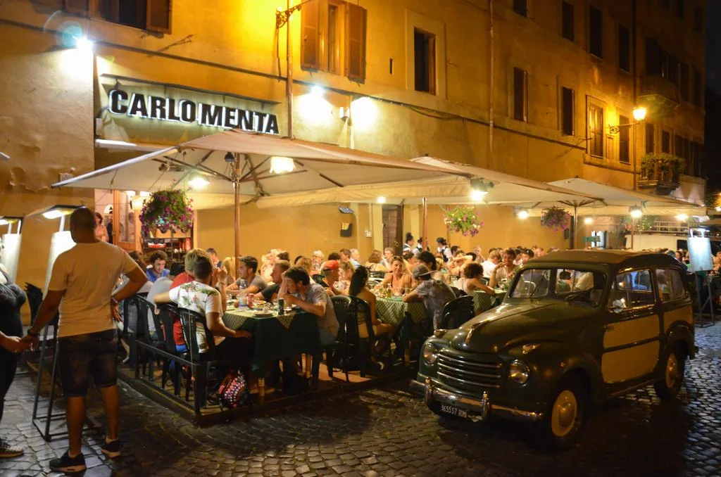 Un típico restaurante en una típica calle de Trastevere, en Roma