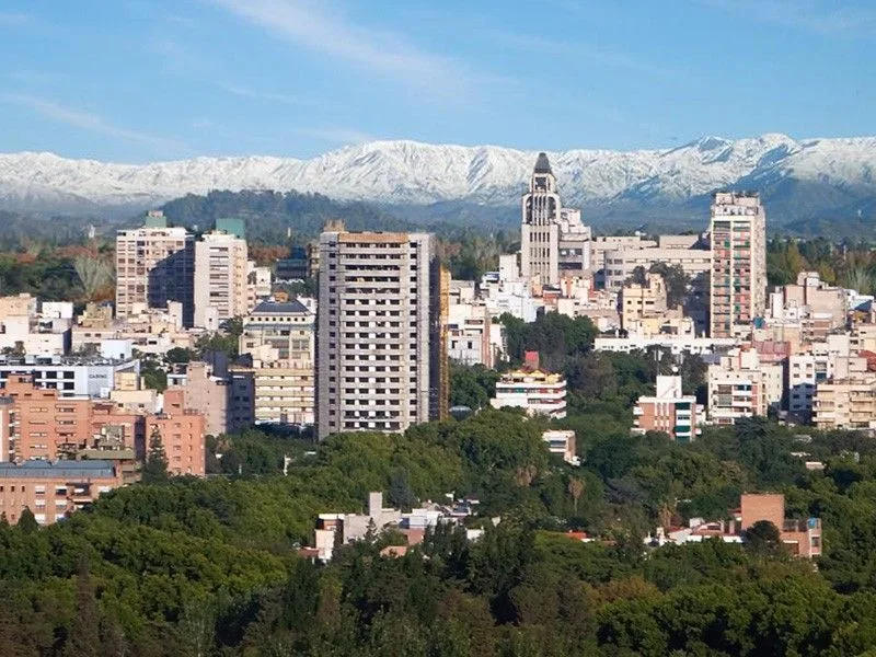 Mendoza con la Cordillera de los Andes de fondo