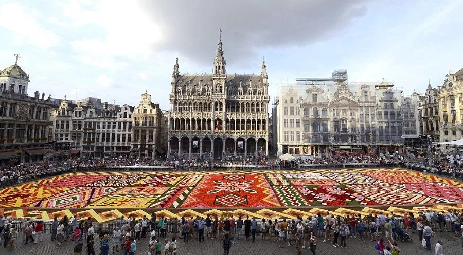 Una inmensa carpeta de flores decora cada agosto la Grand Place en Bruselas. Detrás, en el medio, el bello edificio del Museo de la Ciudad de Bruselas