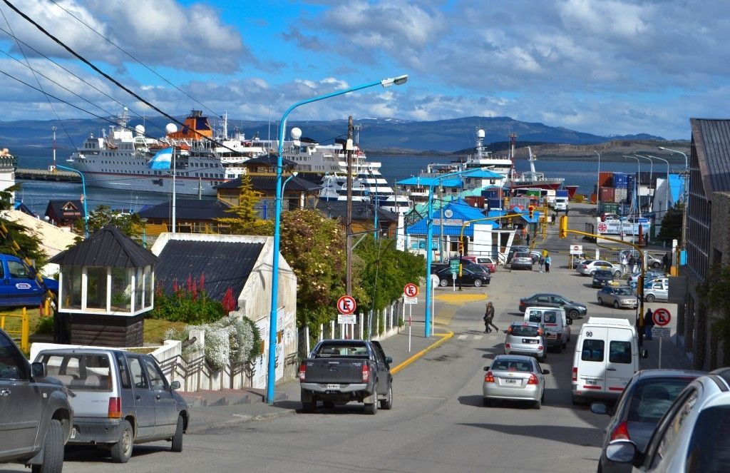 Puerto de Ushuaia desde la ciudad