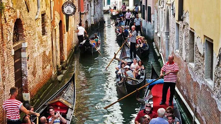 Canales de Venecia llenos de gente