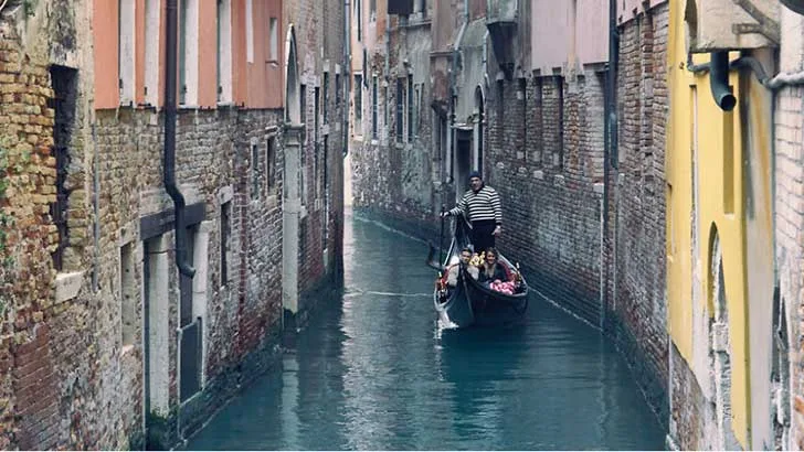 Canales de Venecia llenos sin nadie