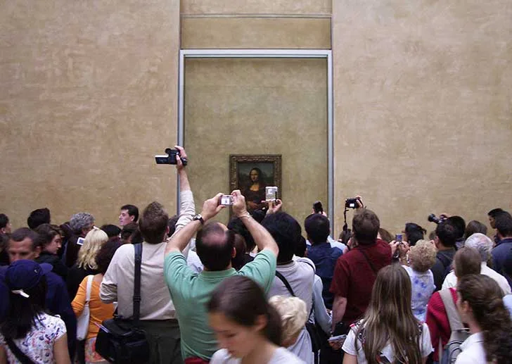 Mona Lisa llena de gente en el Louvre