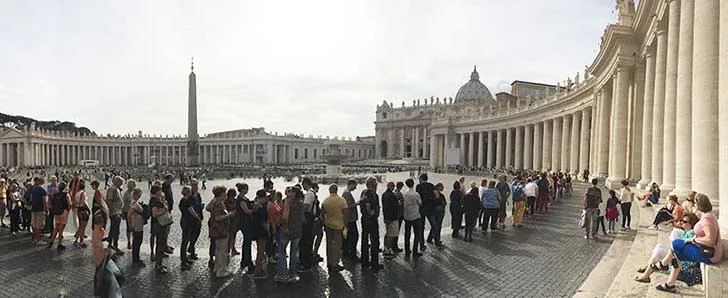 Largas filas en Vaticano