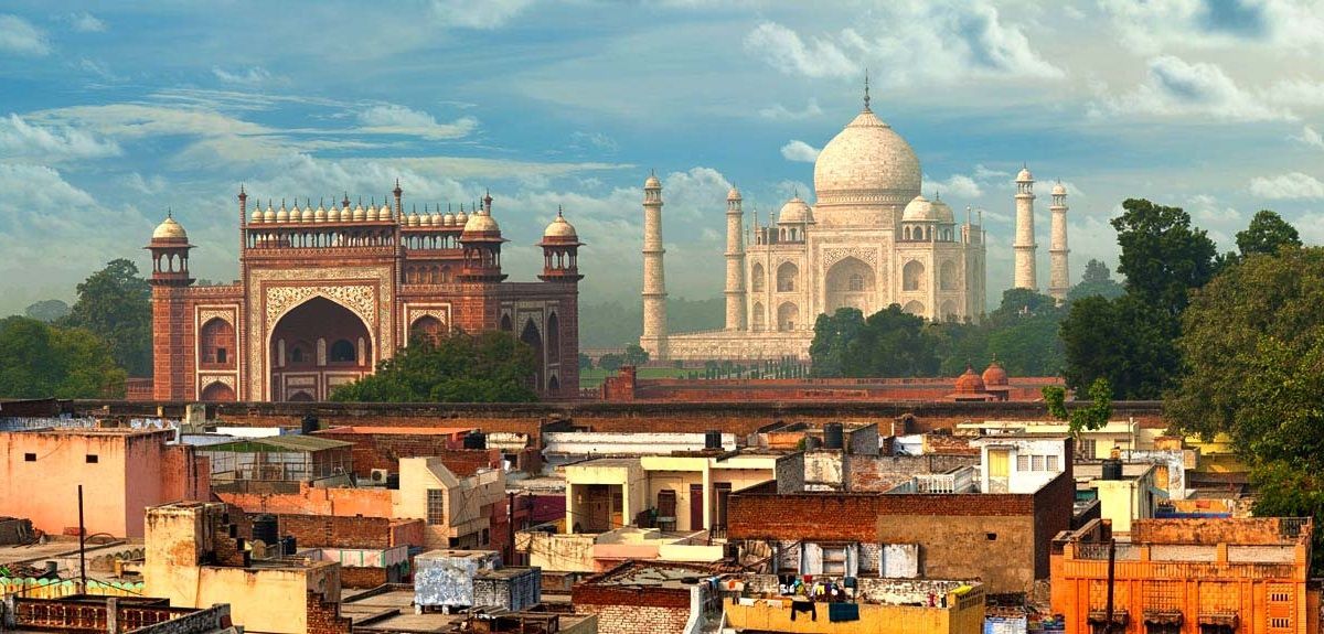 Vista del Taj Mahal desde la ciudad de Agra, India