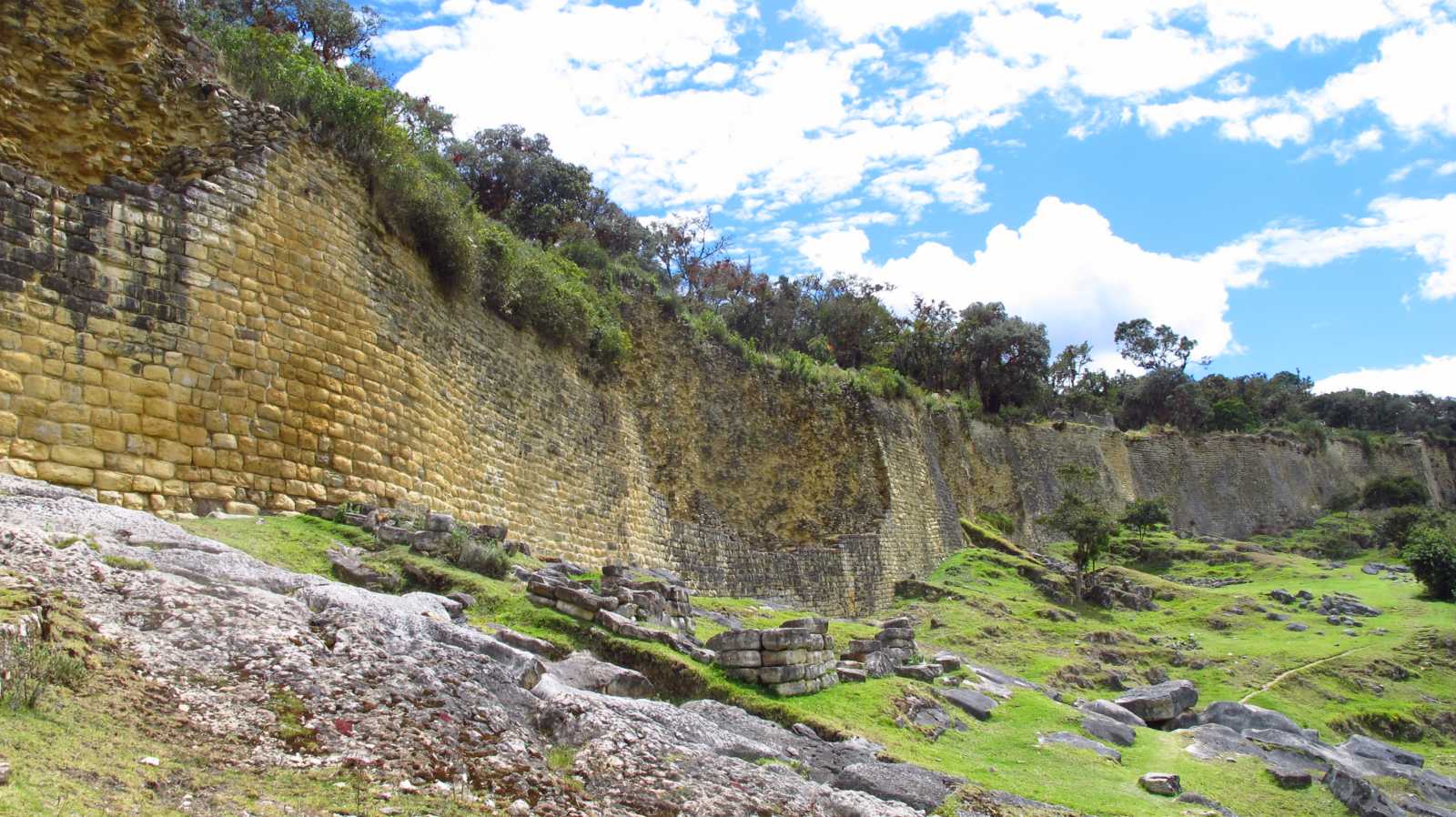El muro de 20 mts de alto y 13 kms que protege las ruinas de Kuelap