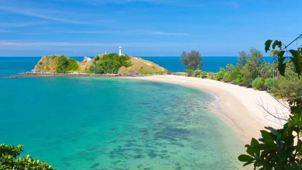 Playa y faro en Ko Lanta, Tailandia