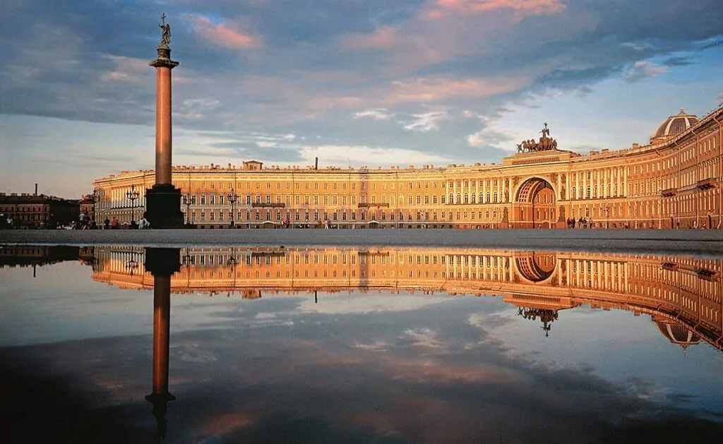 Podrás visitar varios edificios del gobierno en tu viaje a San Petersburgo, una de las principales ciudades rusas